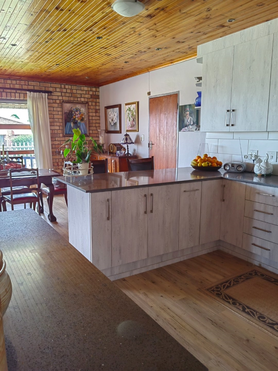 4 Bedroom Property for Sale in Wavecrest Eastern Cape